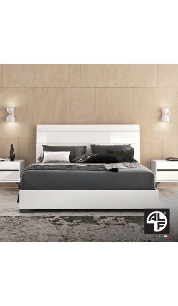 Cama Costa Blanca tamaño en king con dos mesas de noche